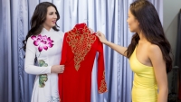Á hậu Nguyễn Thị Loan tặng áo dài Việt Nam cho Hoa hậu Hoàn vũ Na Uy